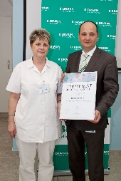 Petr Misař za B. Braun předává certifikát bezpečnosti a kvality hlavní sestře Nemocnice Beroun Iloně Kupkové