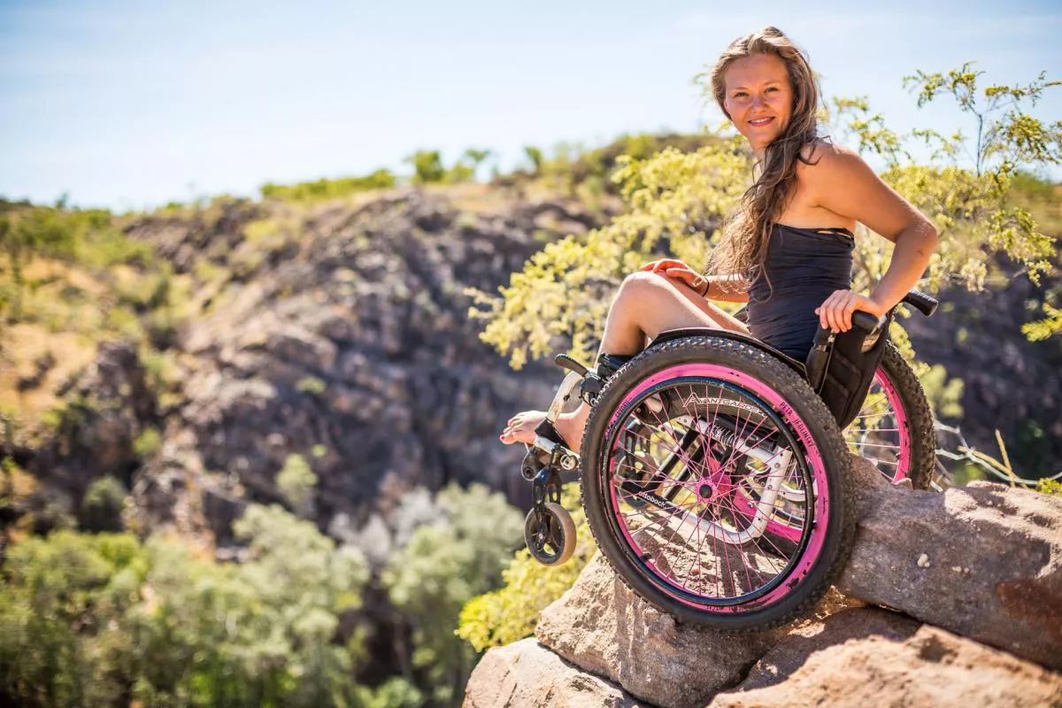 Kristína Madejová na vozíku na skale